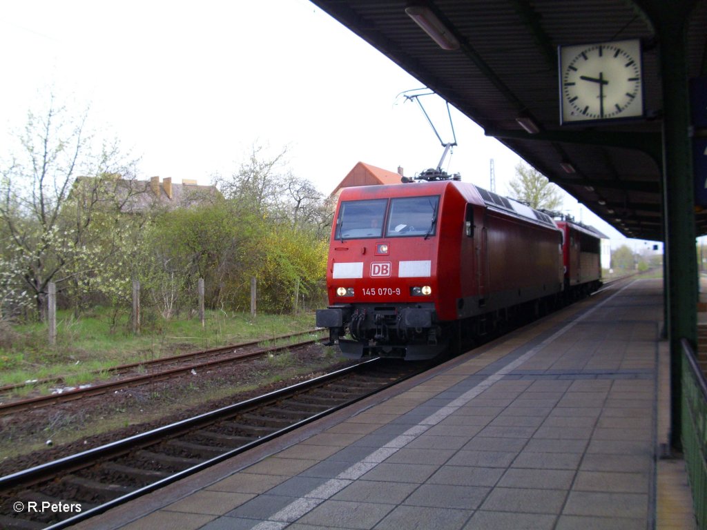 145 070-9 berfhrte eien 155 als sie durch Eisenhttenstadt rollte. 21.04.10