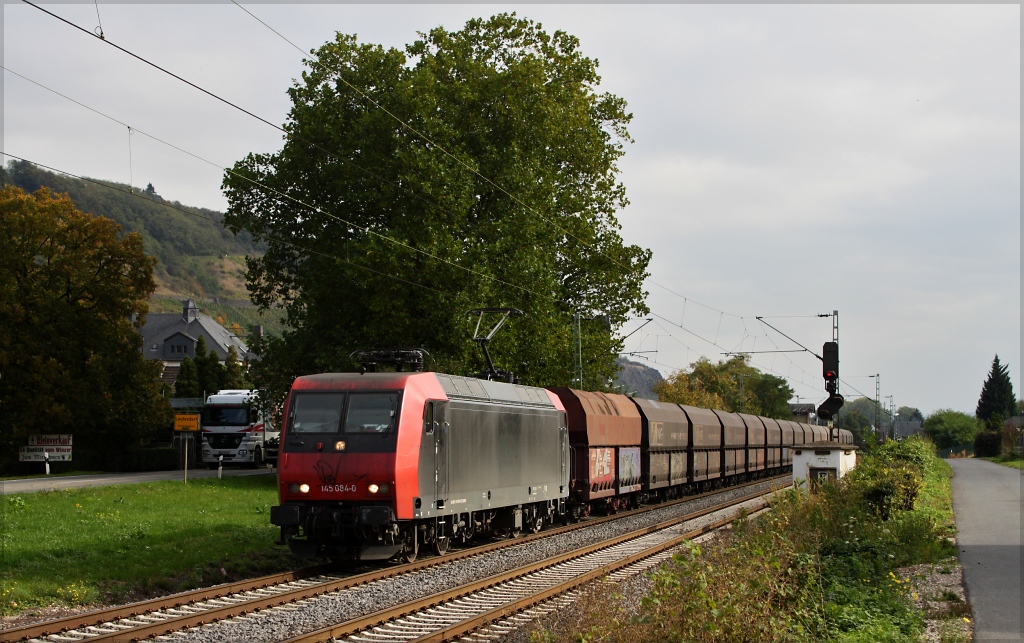 145 084 mit einem Kohlezug in Richtung Norden am 11.10.12 in Leutesdorf