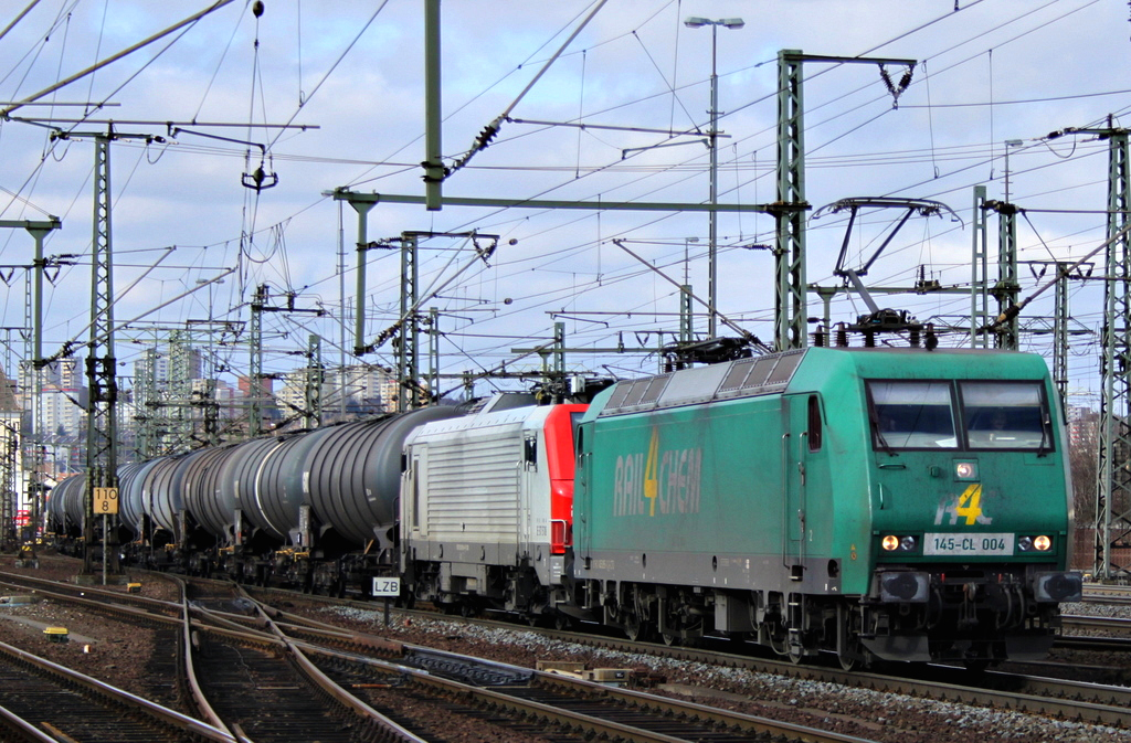 145 CL 004 (145 095) und E37 518 mit Kesselwagenzug am 20.02.12 in Fulda