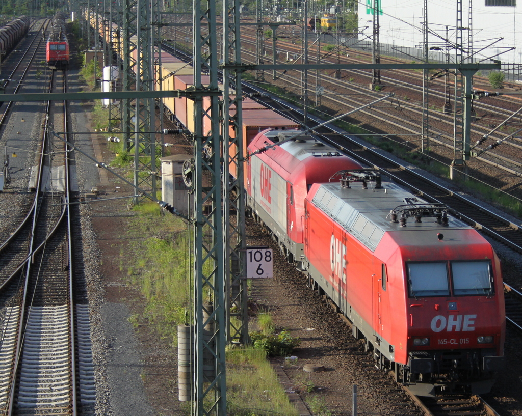 145 CL 015 und 223 101 mit Containerzug am 20.05.12 in Fulda