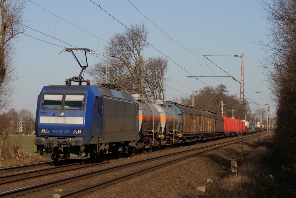 145-CL 201 mit einem gemischten Gterzug in Richtung Kln bei der Durchfahrt durch Hilden am 08.03.2011