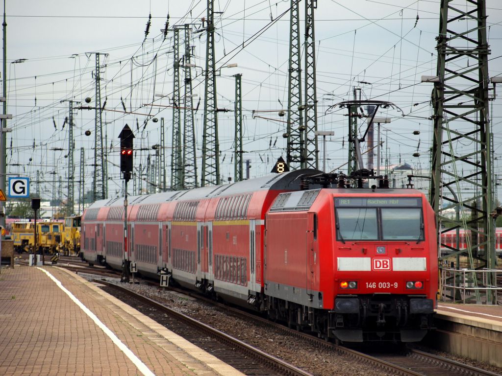 146 003-9 schob den RE 1 nach Aachen Hbf aus dem Dortmunder Hbf am 23.10