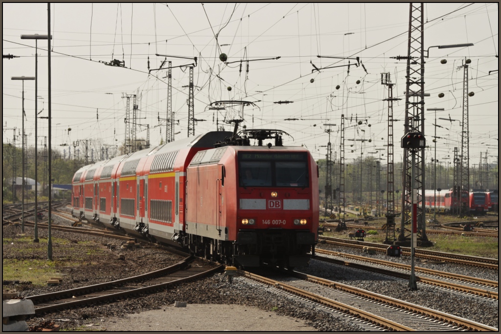 146 007 mit RE 2 nach Mnster am 09.04.11 in Duisburg