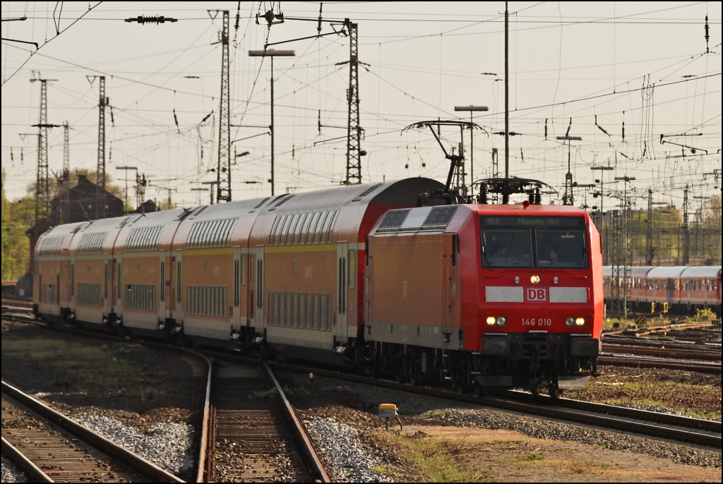 146 010 mit dem RE 2 nach Mnster am 09.04.11 in der Einfahrt des Duisburger Hbf´´s