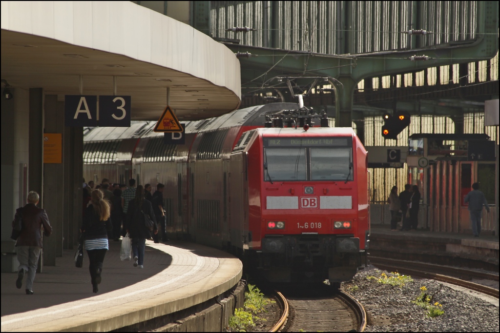 146 018 mit RE 2 nach Dsseldorf am 09.04.11 in Duisburg Hbf