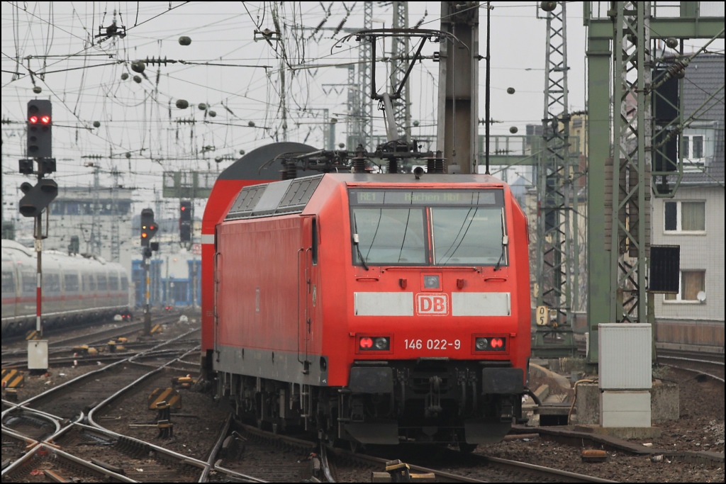 146 022 mit RE 1 nach Aachen bei der Ausfahrt aus dem Klner Hauptbahnhof am 19.02.11