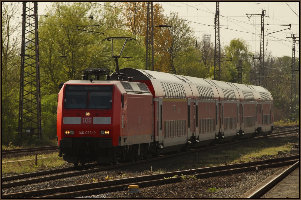 146 022 mit RE 5 nach Emmerich am 09.04.11 in Duisburg