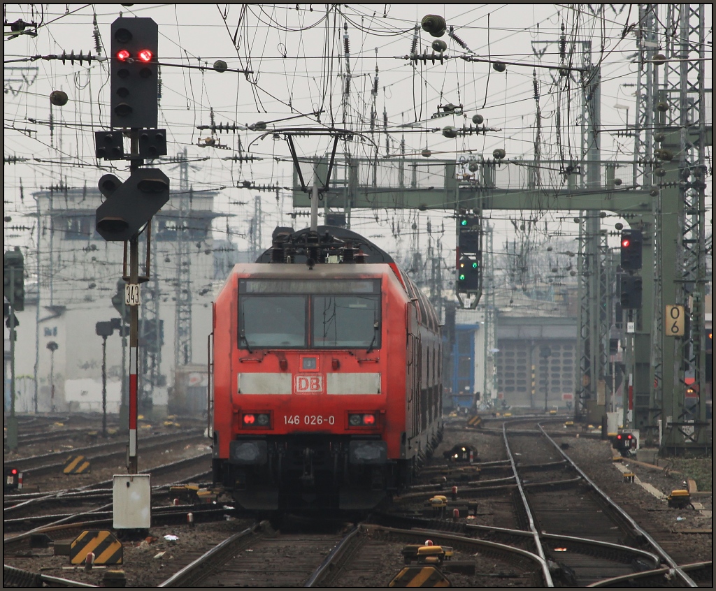 146 026 schiebt am 19.02.11 ihren RE aus dem Klner Hauptbahnhof