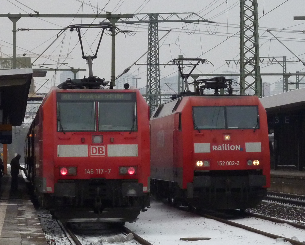 146 117 und 152 002 am 01.12.10 in Fulda