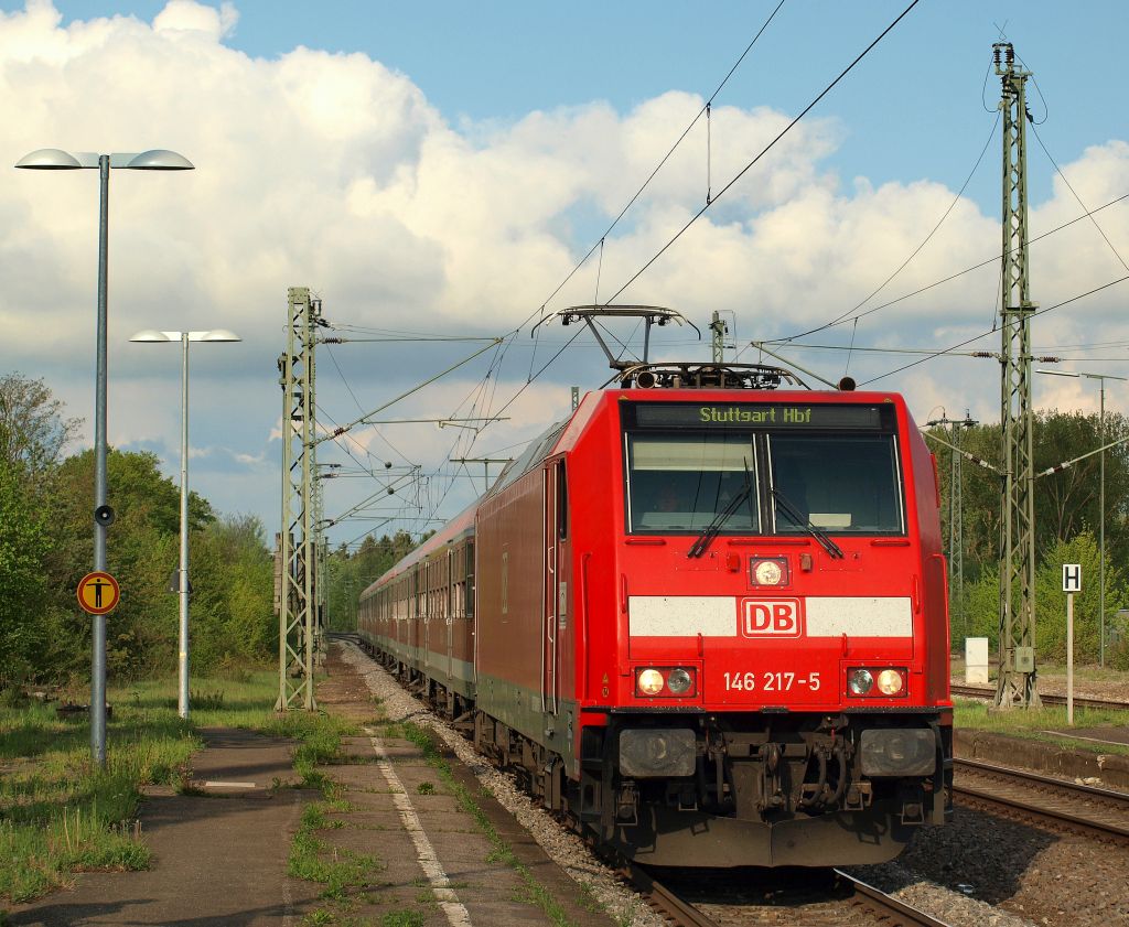 146 217-5 bremste den RE 19036 von Singen/Htw nach Stuttgart Hbf im Bahnhof Eutingen im Gu ab. Eutingen im Gu 27.4.11.