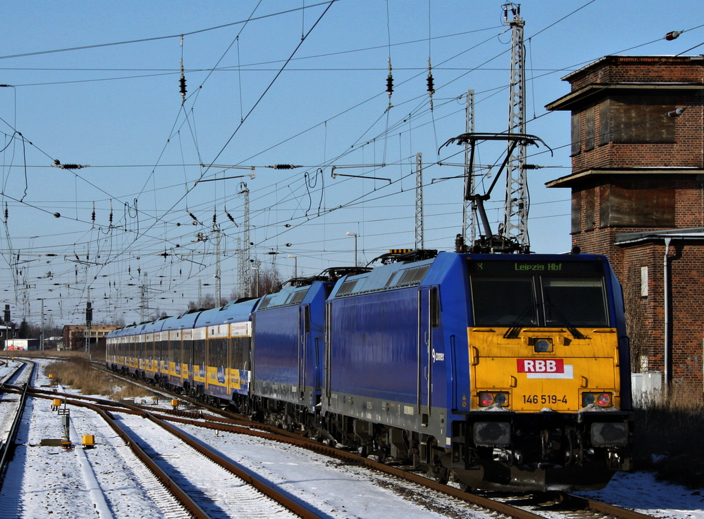 146 519 und 146 522 mit dem InterConnex 68903 nach Warnemnde am 30.01.12 in Gstrow

