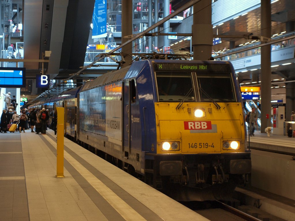 146 519-4 der RBB stand mit dem Interconnex nach Leipzig am Abend des 12.8 im Bahnhof Berlin Hbf Tief.