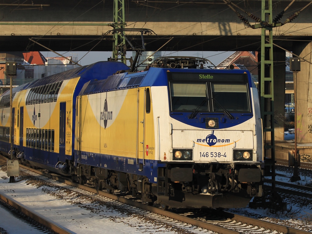 146 538 mit einem Metronom auf dem Weg nach Stelle am 04.12.10 in Hamburg Harburg