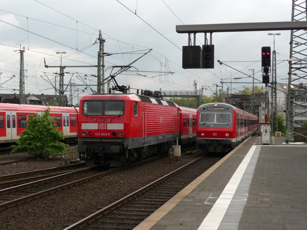 146 643 mit ihrer S-Bahn (links) und eine weitere S-Bahn-Garnitur treffen sich am 03.05.2012 im D�sseldorfer Hauptbahnhof.
143 643: S6 -> K�ln-Nippes
X-Wagen: S68 -> Langenfeld