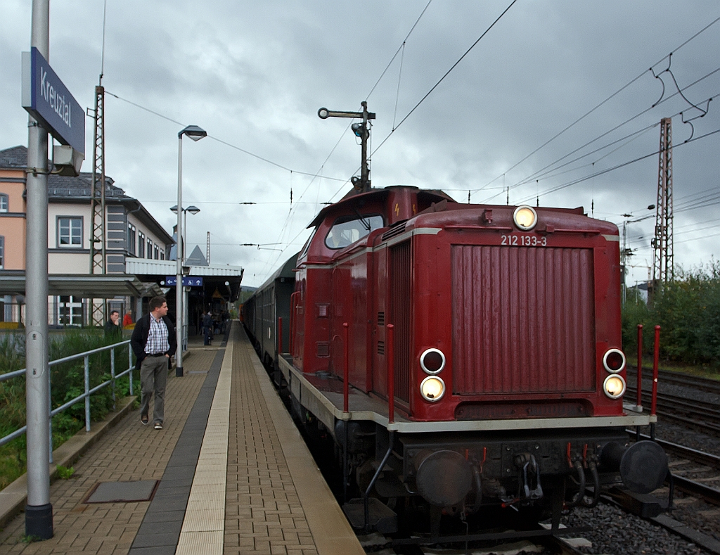 150-Jahre Ruhr-Sieg-Strecke: Die 212 133-3 (ex DB V 100 2133) der BSM - Bahnservice Mannheim GmbH, Mannheim mit Sonderzug, hier am 18.09.2011 beim Halt im Bahnhof Kreuztal. Die Lok wurde 1963 bei Henschel in Kassel unter der Frabriknummer 30819 gebaut und 1999 bei der DB ausgemustert. Die Leistung btrgt 1.350 PS (990 kW) und die Hchstgeschwindigkeit 100 km/h.
