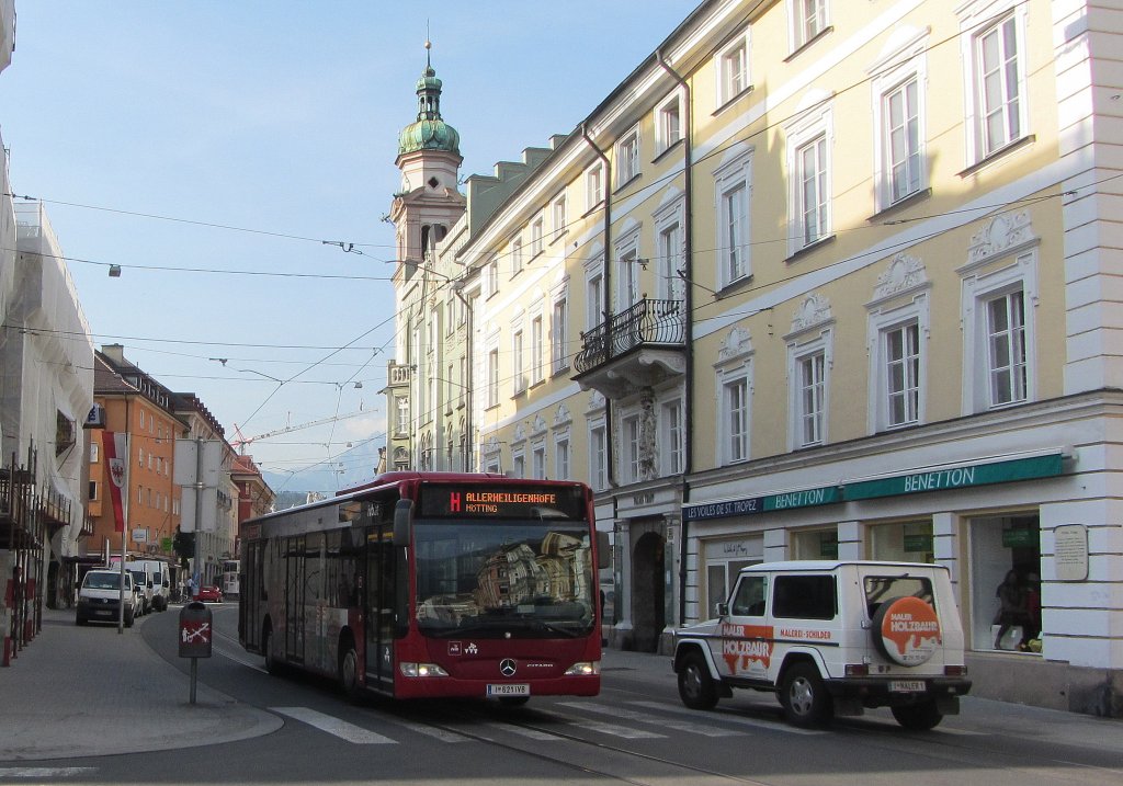 15.07.2013 - Folgende Szene: IVB Mercedes Citaro II Facelift im neuen roten Anstrich unterwegs um 08:25 zwischen den zwei Stationen Innsbruck Triumphpforte (Leopoldstrae) und Innsbruck Anichstrae/Rathausgalerien auf dem Weg als Linie H nach Innsbruck Allerheiligenhfe (Schneeberggasse) bei der Bahnhaltestelle Innsbruck Allerheiligenhfe. Losgefahren ist er in Innsbruck Saggen Wohnheim am anderen Ende der Stadt. Dieser Bus ist einer der neuen Citaro II Facelift der Innsbrucker Verkehrsbetriebe, das kennzeichnen auch die rote Lackierung und die orange Zielanzeige. Die lteren Modelle haben grne Anzeigen und sind wei lackiert.
Der auf dem Foto zu sehende Abschnitt wird von allen den Hauptbahnhof in Innsbruck bedienenden Straenbahnen und Bussen bedient. Frher konnte die Tram hier direkt weiterfahren in die Maria-Theresien-Strae, doch nun ist sie Fugngerpassage, auch die Radfahrer wurden nun bei Strafe verboten.

