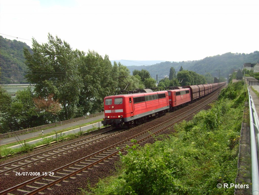 151 006-4 + 021 verlassen Bacharach mit ein Kohlezug. 26.07.08