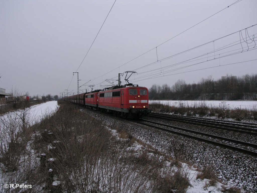 151 011-4  zieht in Doppeltraktion am 09.01.10 bei Obertraubling ein Kohlezug. 