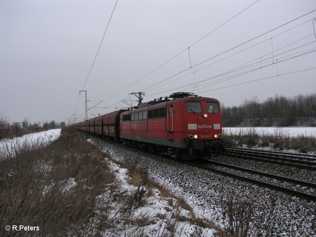 151 017-1 zieht im Sandwitch ein Kohlezug bei Obertraubling. 09.01.10