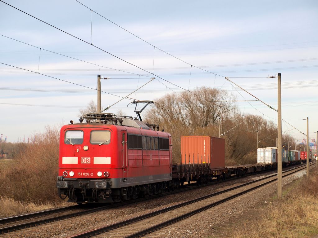 151 026-2 brachte einen schlecht besetzten Containerzug aus dem Hafen durch Moorburg am 12.2.