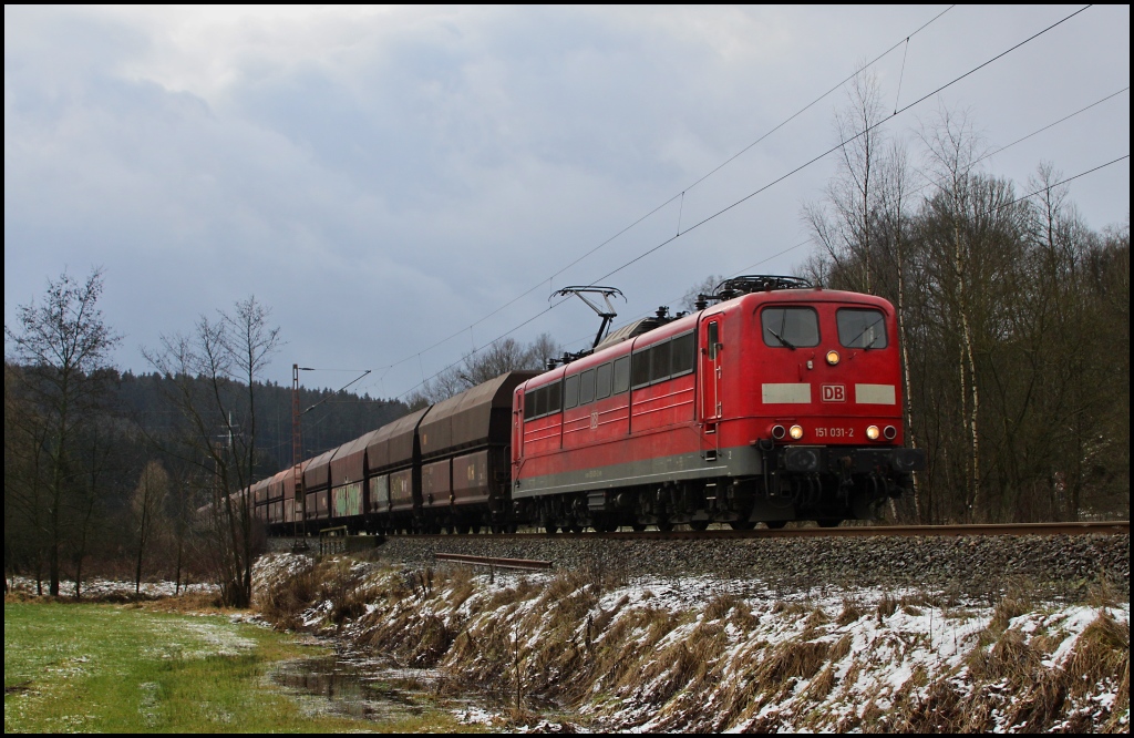 151 031 mit einem leeren Kohlezug in Richtung Hagen am 24.01.12 in Benolpe