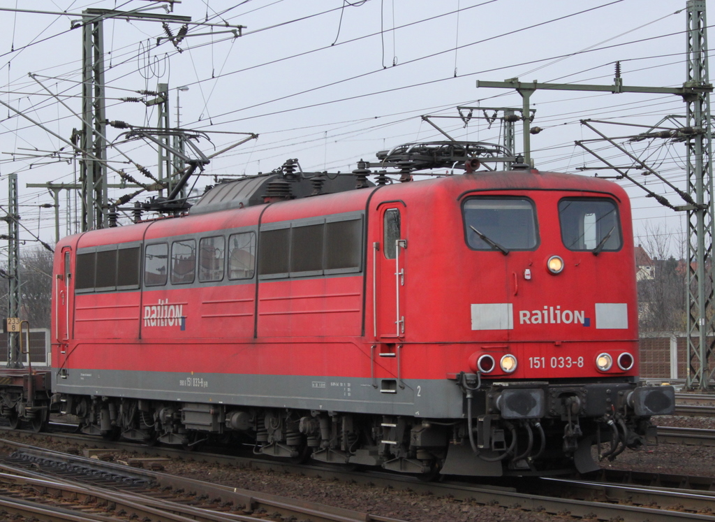 151 033 mit Containerzug am 24.02.11 in Fulda