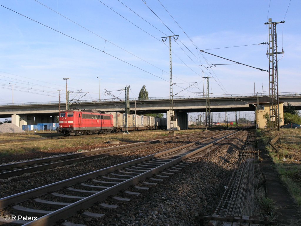 151 038-7 verlsst Regensburg Ost mit den Hellmann. 09.09.09