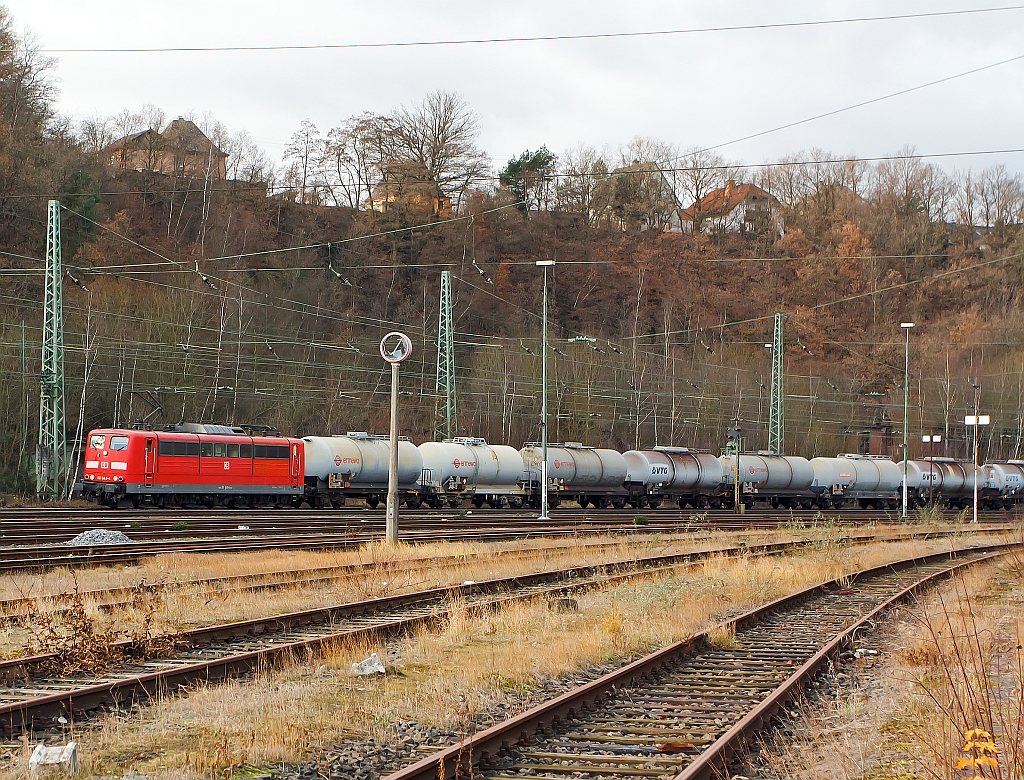 151 049-4 der DB mit Kesselwagenzug fhrt am 10.12.2011 durch Betzdorf/Sieg in Richtung Siegen.