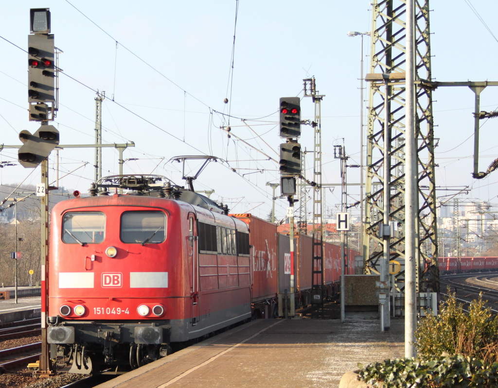 151 049-4 mit Containerzug am 28.01.11 in Fulda