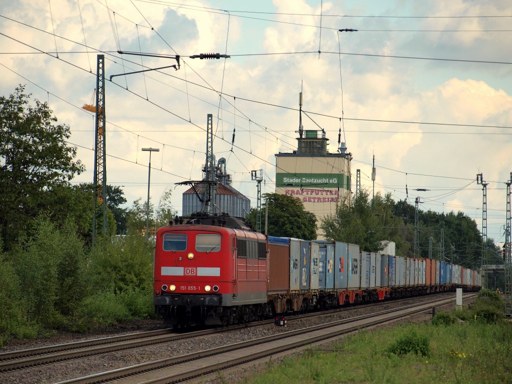 151 055-1 fuhr am 4.9 mit einem Containerzug durch Tostedt.