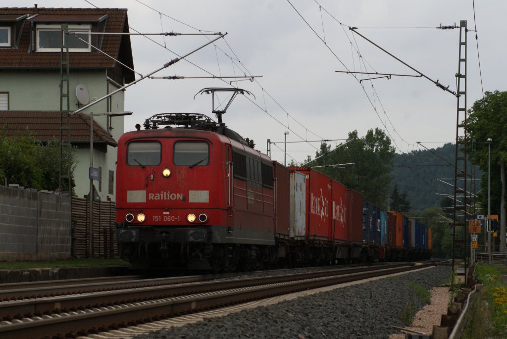 151 060-1 mit einem Containerzug in Ludwigsau-Friedlos am 06.08.2010