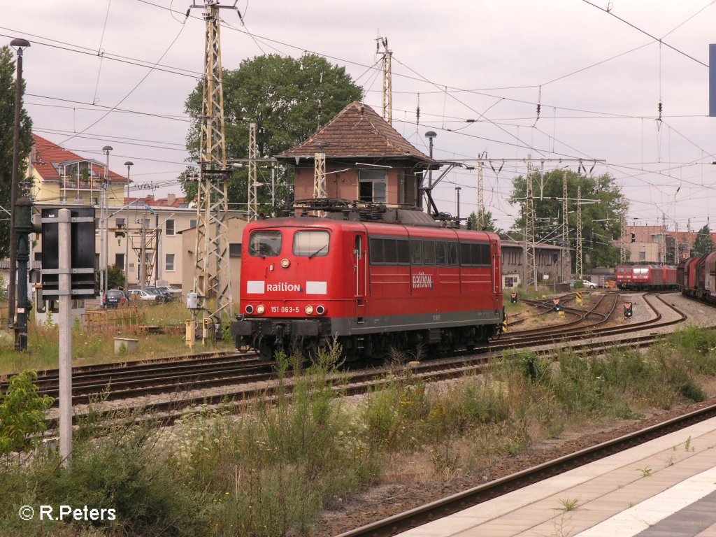 151 063-5 rckt in Frankfurt/Oder aus in Richtung Oderbrcke. 15.07.08