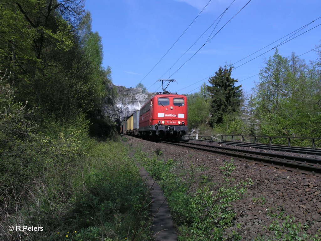 151 063-5 zieht ein Containerzug durchs Felsentor. 29.04.10