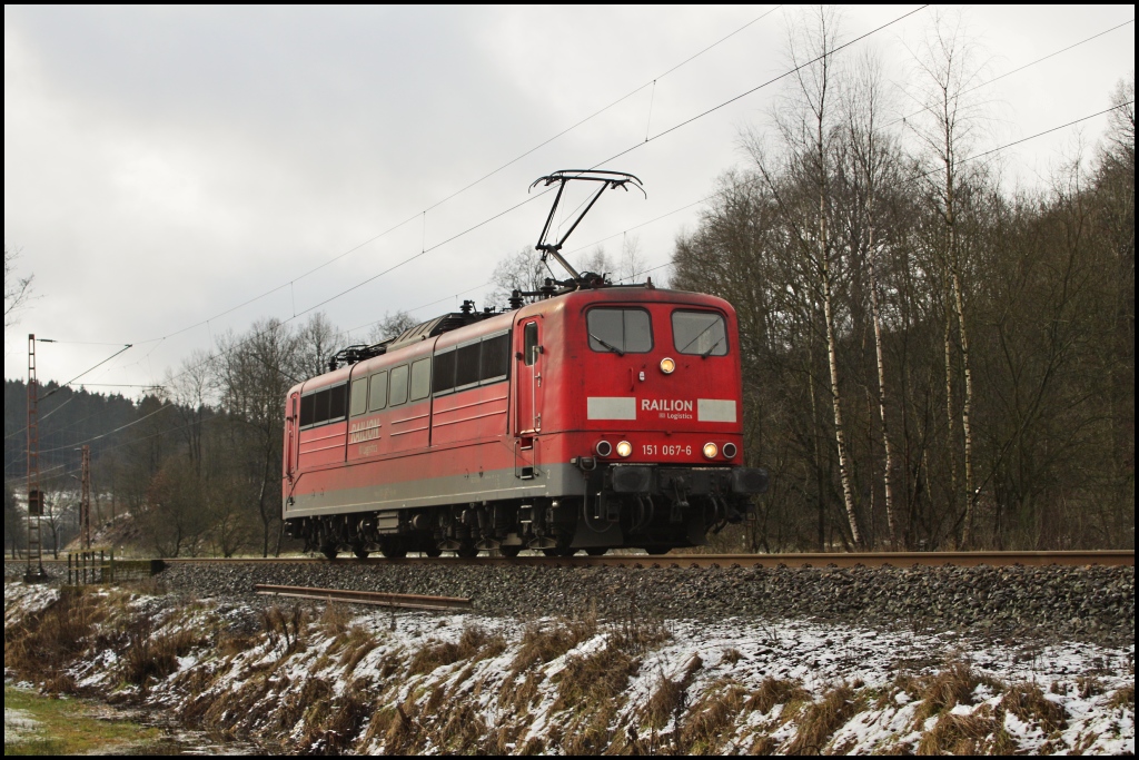 151 067 hat ihren Schubdienst von Altenhundem bis nach Welschen Ennest bei einem Gterzug beendet und fhrt Solo wieder zurck nach Altenhundem. (Benolpe, 24.01.12)