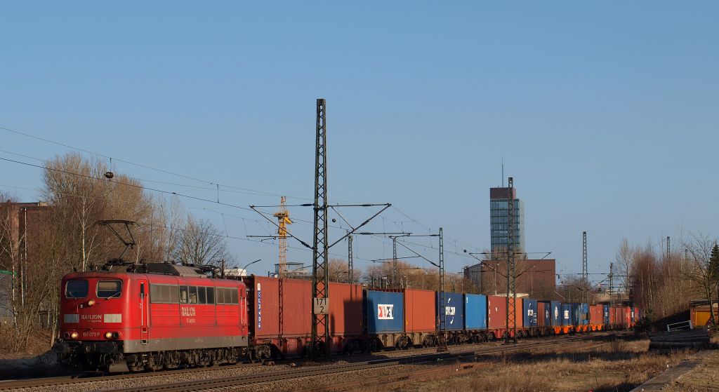 151 071 rollte mit einem Containerzug gen.Hafen durch Hamburg-Unterelbe am 5.3.