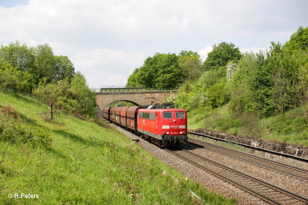 151 076-7 mit Kohlezug bei Postbauer-Heng. 13.05.11