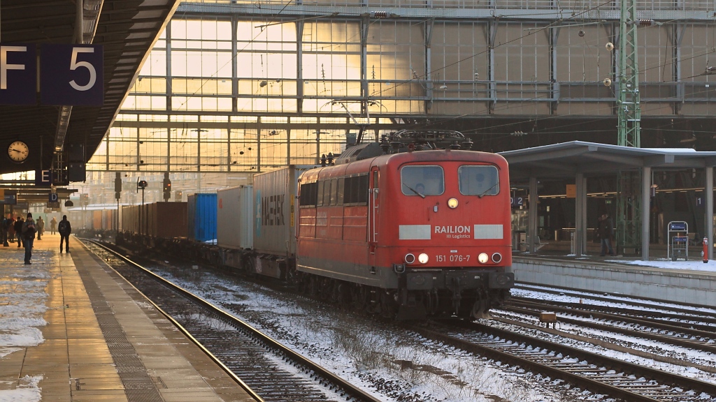 151 076 mit Containerzug am 04.12.10 in Bremen Hbf