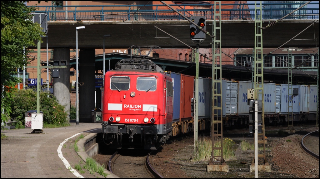 151 079 hat ihren Containerzug aus dem Hamburger Hafen geholt und fhrt jetzt in Richtung Sden weiter. (19.08.11, Hamburg Harburg)