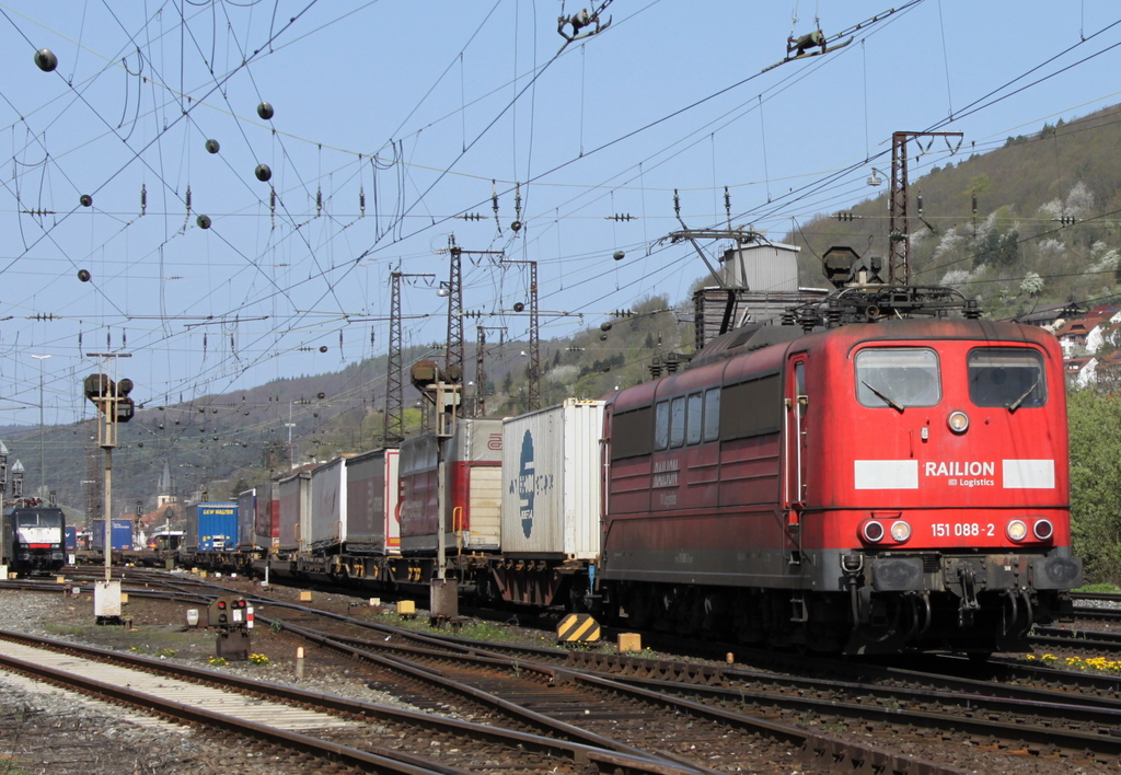 151 088-2 mit Gterzug am 10.04.11 in Gemnden