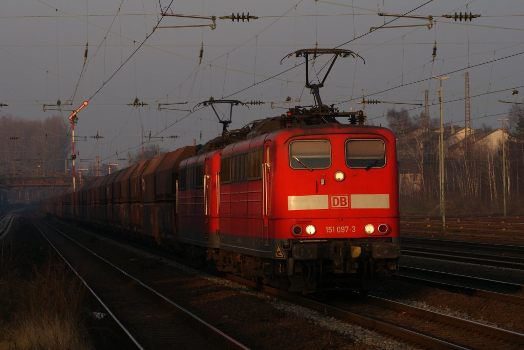 151 097-3 + 151 022-1 mit einem Erzzug in Dsseldorf-Rath am 29.01.2011