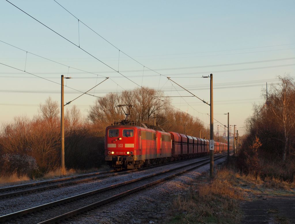 151 099-9 und eine Schwestermaschine zogen einen Erzbomber-Wagenpark durch Hamburg-Moorburg am 14.1.12.