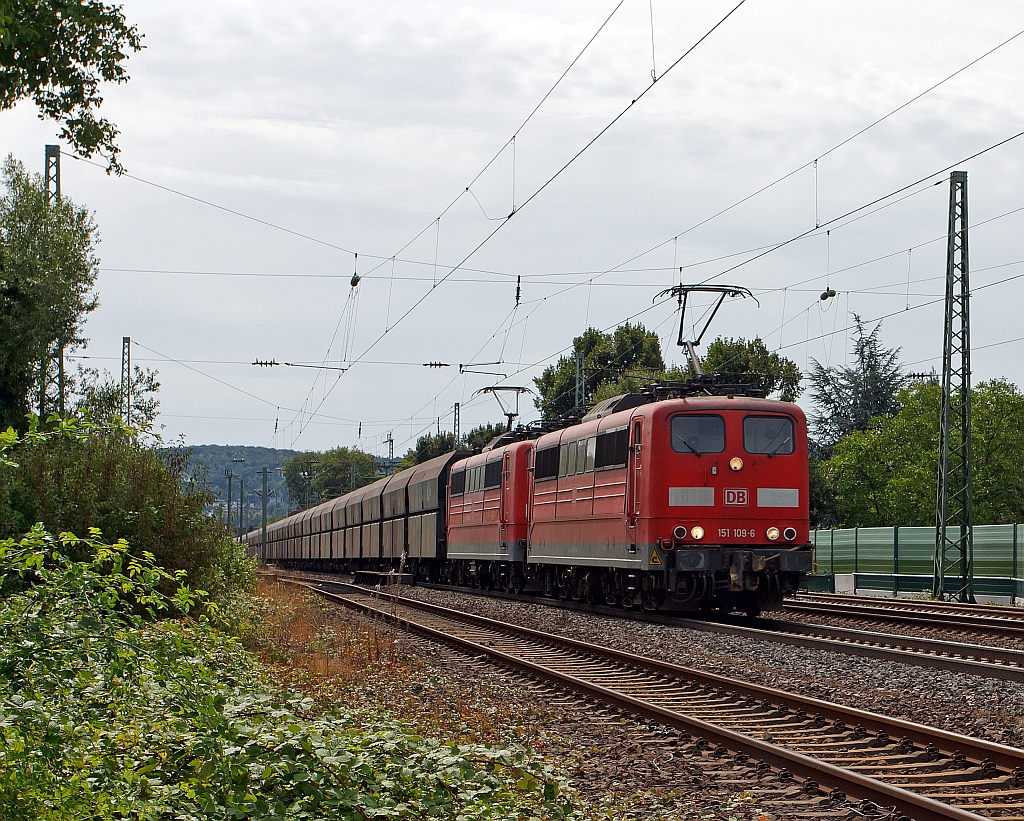 151 109-6 und 151 036-6 ziehen einen Xpedys Erzzug am 11.08.2011, auf der rechten Rheinstrecke, bei Unkel in Richtung Norden.