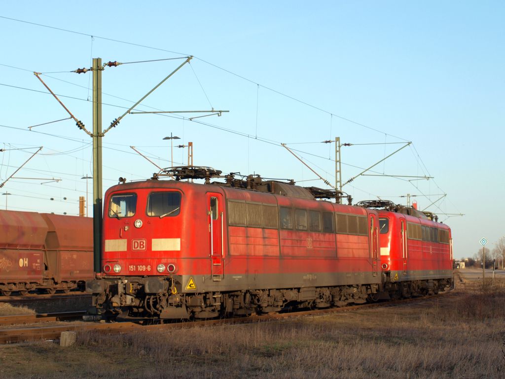 151 110 und 109-6 waren am Samstagnachmittag abgestellt bei der Fa. Hansaport am 5.3.