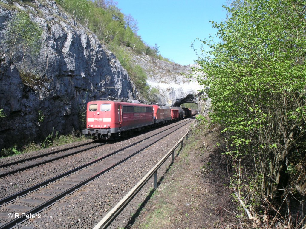 151 139-3 und 182 022-8 ziehen einen gemischten Gterzug durchs Felsentor. 29.04.10