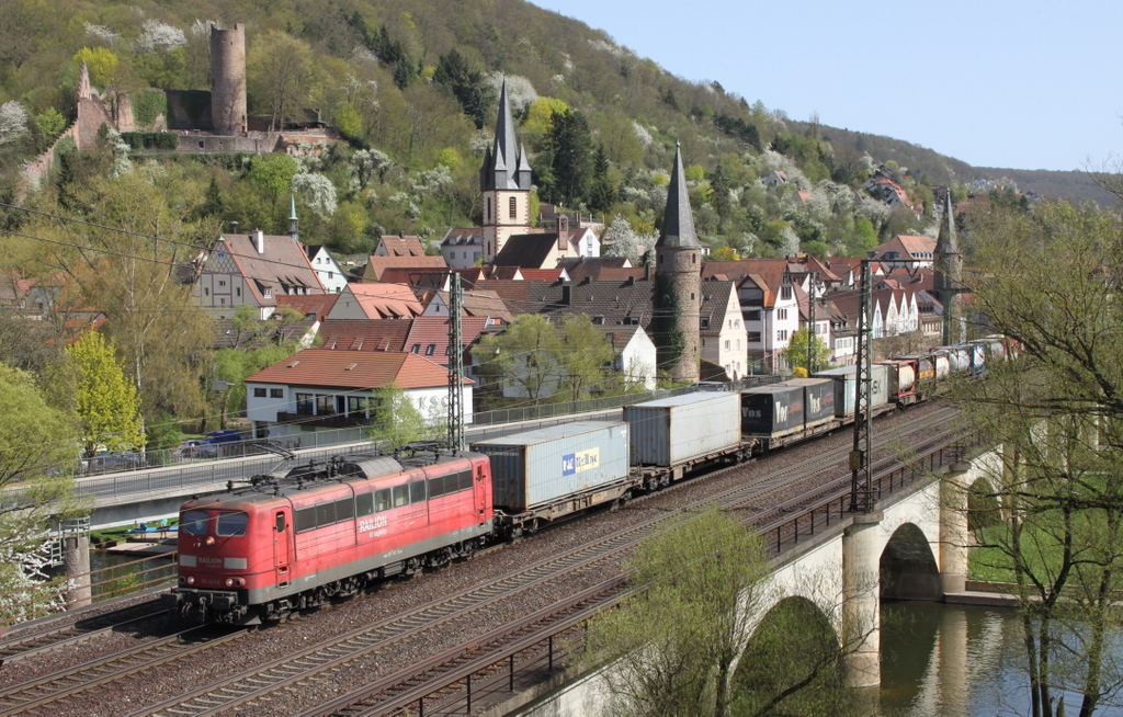 151 143-5 mit Gterzug am 10.04.11 in Gemnden