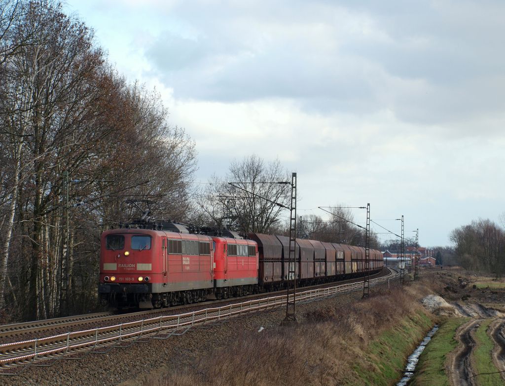 151 160 und 151 099 zog einen Erzbomber Leerpark durch Grevelau am 10.3.12.