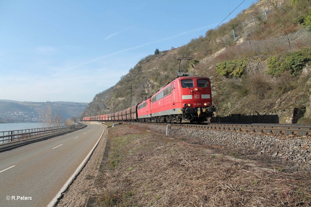 151 168-2 in Doppeltraktion mit Kohlezug bei Kaub. 06.03.13