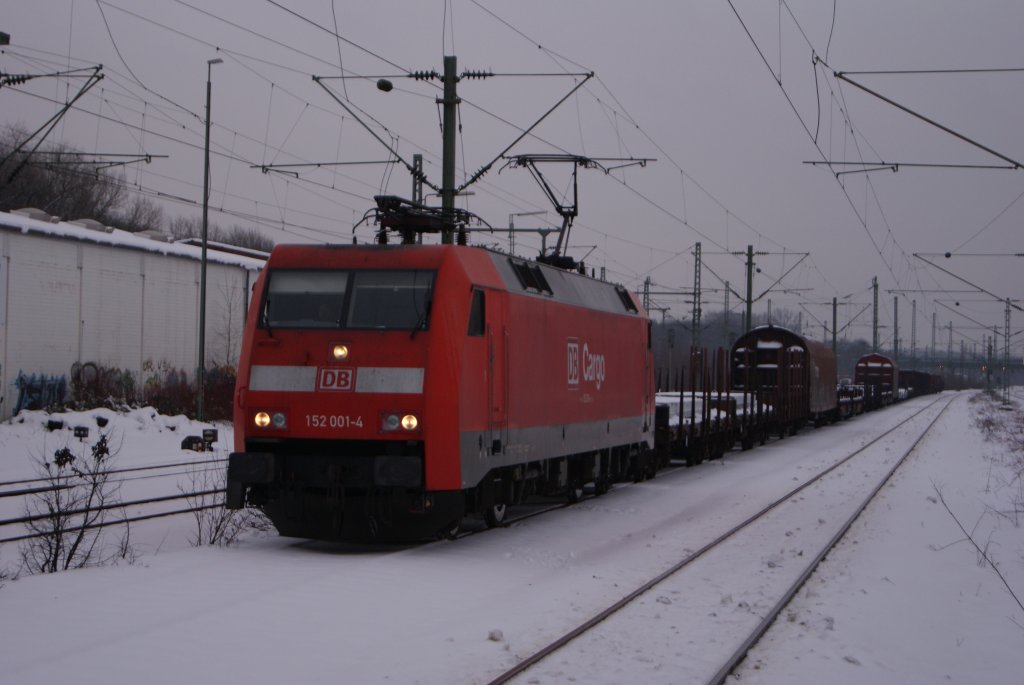 152 001-4 steht mit einem Gterzug vor Hp0 in Dsseldorf-Eller am 27.12.2010