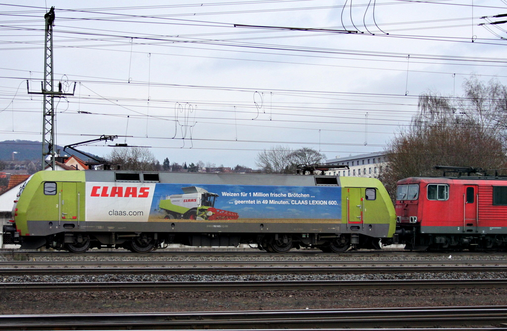 152 005  Claas  und einer 155er mit Gterzug am 11.01.12 in Fulda