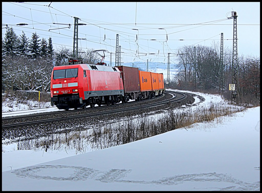 152 011 mit Containerzug am 24.02.13 in Gtzenhof